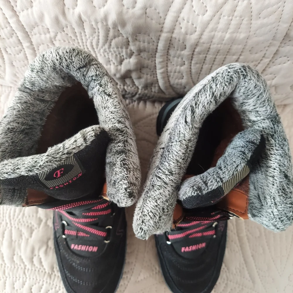 Womans waterproof fur lined anti slip rubber sole boots Size euro 39 us 8